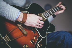 Evolusi Gitar: Perjalanan Alat Musik yang Melengkapi Generasi Musik dari Dulu Sampai Sekarang